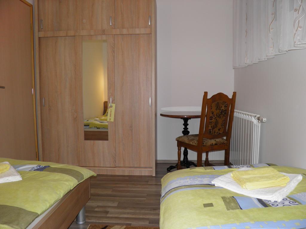 Apartman Marko Ogulin Exteriör bild